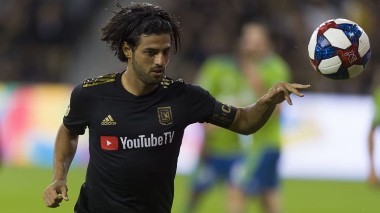 Reciben a Carlos Vela con abucheos en México